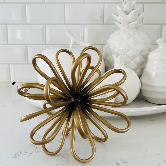 Pier 1 Gold Metal Large Loop Figurine - Picture 1 of 10